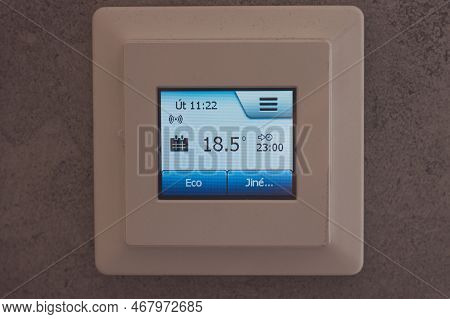 Online Thermoregulator For Heating In The Family Time To Maintain The Temperature And Look At Reduci