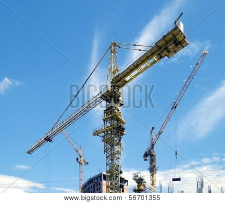 budování, jeřáby na staveništi