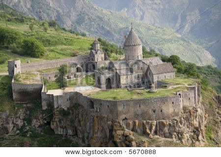 Letecký pohled na Tatev