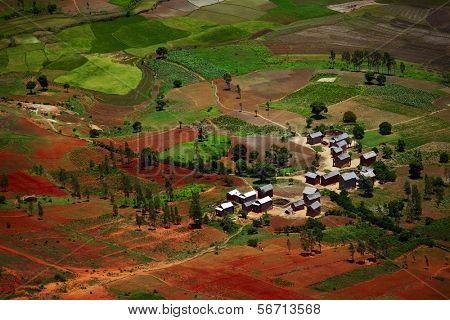 Villaggio tradizionale malgascia tra terreni rossi. Madagascar