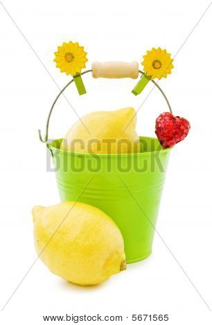 Свежие лимоны в зеленых ведро