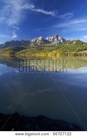 Lanuza Dam i Partacua góry Pireneje, Hiszpania
