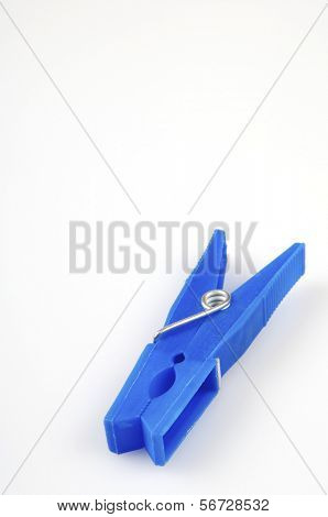 Peg panno blu isolato in uno sfondo bianco