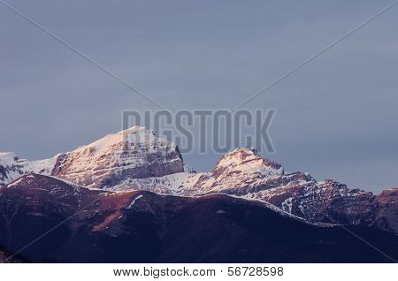 última luz do dia sobre as montanhas nevadas dos Pirinéus, Espanha