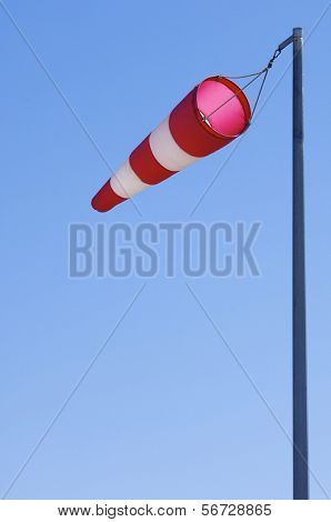 Manga Wind fliegen auf einen blauen Himmel