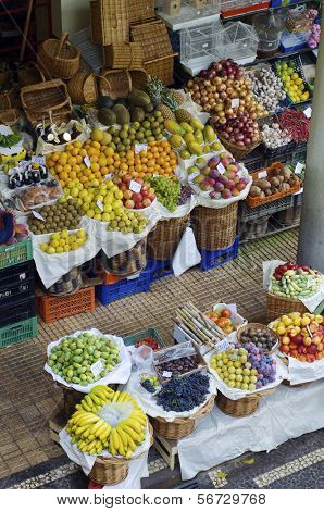 podniesiony widok rynku owoców tropikalnych na wyspie Madera, Portugalia