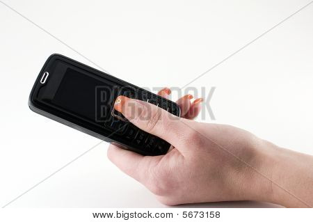 Ženská ruka drží mobil