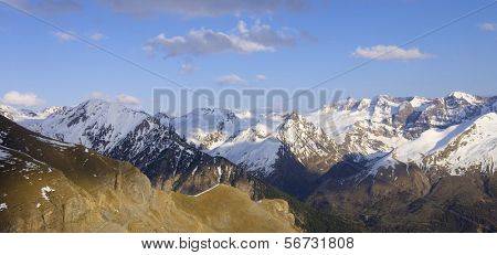 vista del atardecer de la vertiente norte de las montañas de Tendenera en el valle de Tena, Pyrenees, Huesca, A