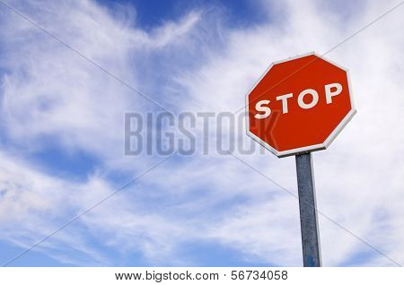 czele znak stopu z pochmurnego nieba