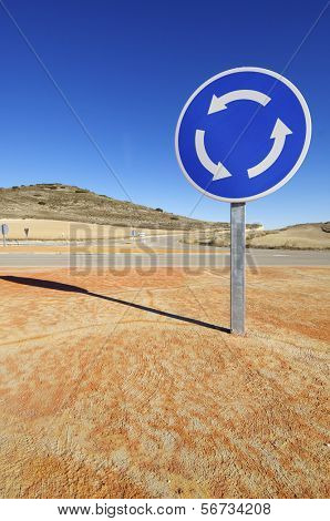 visualizzazione di un segnale di rotatoria con cielo blu