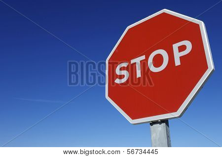 czele znak stopu z jasnego nieba