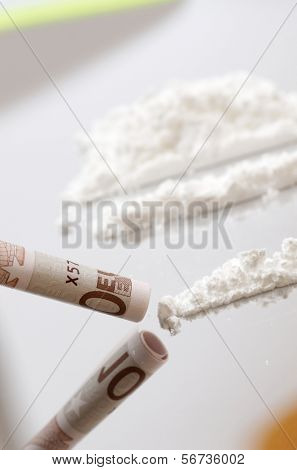 코카인과 10 유로 지폐의 라인