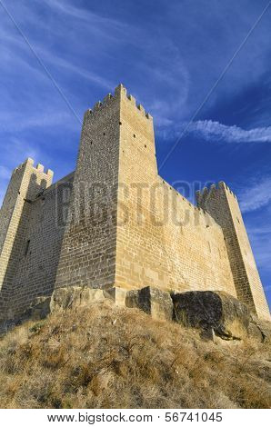 Hrad v Sadaba s modrou oblohou v Zaragoza, Španělsko