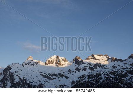 vista del amanecer de los picos de Argualas, Panticosa, Pirineos, Huesca, España
