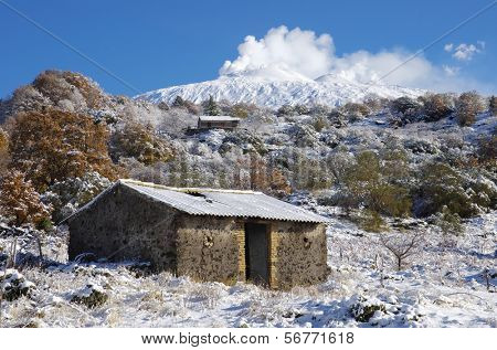 zone rurale sous le volcan Etna recouvert de neige, Sicile