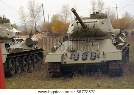 Kiew, UKRAINE -NOV 3: sowjetischer Panzer des zweiten Weltkriegs T-34 während Touristenbesuche des zweiten Weltkriegs, Kampf um Kie