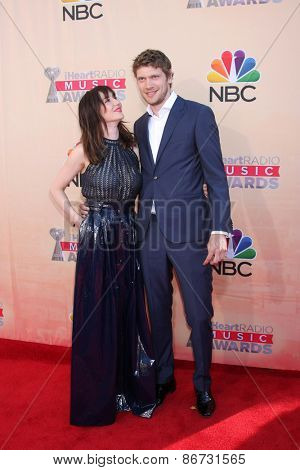 LOS ANGELES - MAR 29:  Carice van Houten, Kees van Nieuwker at the 2015 iHeartRadio Music Awards  at the Shrine Auditorium on March 29, 2015 in Los Angeles, CA