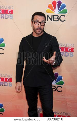 LOS ANGELES - MAR 29:  Jeremy Piven at the 2015 iHeartRadio Music Awards at the Shrine Auditorium on March 29, 2015 in Los Angeles, CA