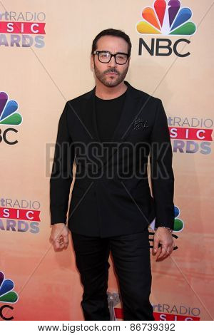 LOS ANGELES - MAR 29:  Jeremy Piven at the 2015 iHeartRadio Music Awards at the Shrine Auditorium on March 29, 2015 in Los Angeles, CA