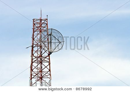 Parabolaantenna a távközlési rádió antenna torony