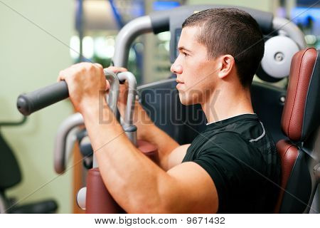 Mannen i gym tränar