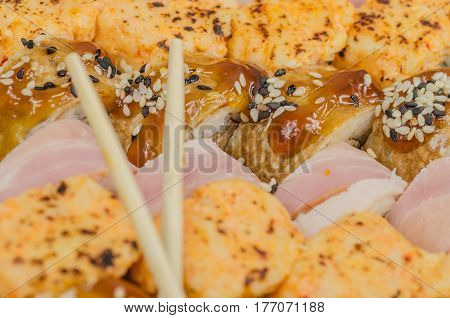 Sushi is a classic Japanese snack made from finely chopped fish fillets, usually raw, less smoked, vegetables, seafood, appropriately boiled rice, sometimes wrapped in algae noria