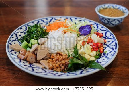 Thai rice noddle spicy salad with vegetable