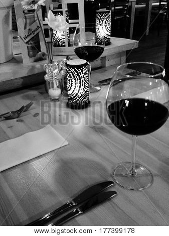 dineren met wijn, tafel restaurant met wijn