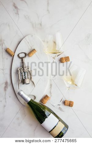 Wine Conzept Background Eine Corks And Glas On Marmor Background.
