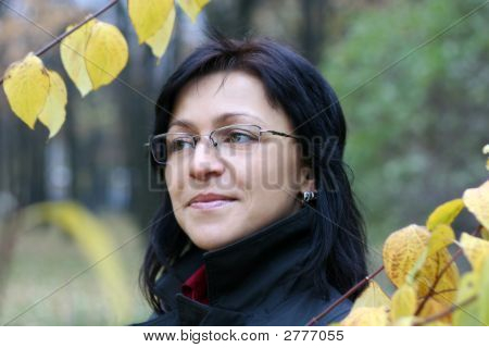 Jonge vrouw met zwarte haren In glazen, herfst Shot