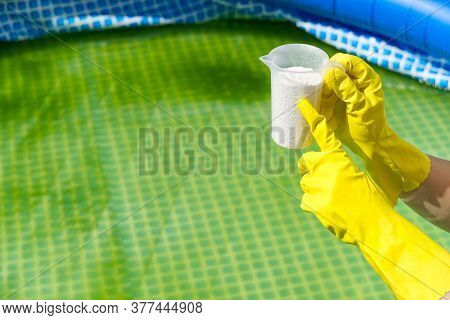 Addition Of Chlorine Powder For The Pool To Remove Algae And Disinfect Water. Inflatable Swimming Po