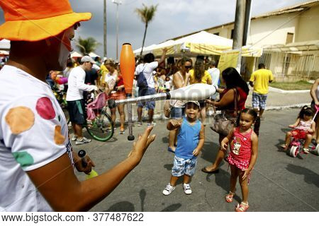 Salvador, Bahia / Brazil - September 21, 2014: Juggler Gives A Presentation To Children In The Neigh