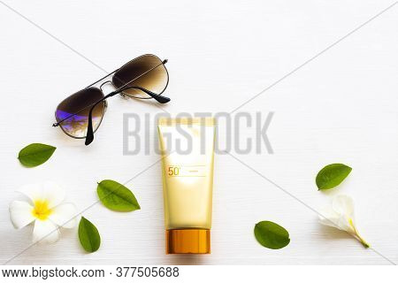 Natural Cosmetics Sunscreen Spf50 Health Care For Skin Face With Sunglasses ,flowers Frangipani ,lea