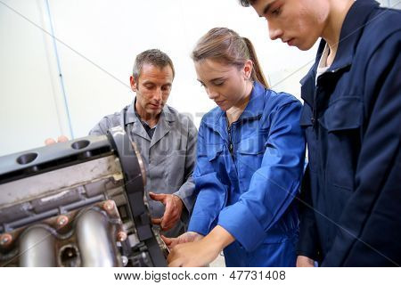 Auto motor çalışan öğretim üyesi öğrencilerle