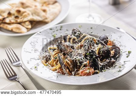 Liguine Con Cozze E Pecorino Romano, Italian Pasta With Mussels And Cheese Grating.