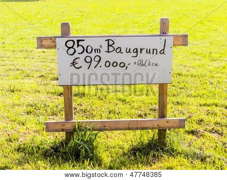 บนสนามหญ้ามีเครื่องหมาย 