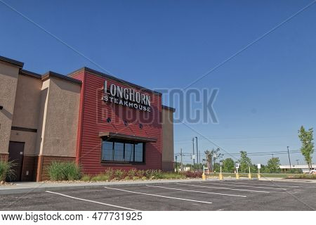 Columbia County, Ga Usa - 05 15 21: Angled Side View Building Sign Longhorn Steakhouse Restaurant Wi