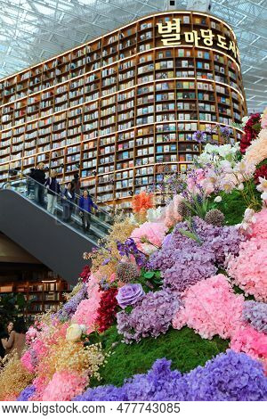 Seoul, South Korea - April 7, 2023: People Visit Starfield Library In Starfield Coex Mall In Gangnam