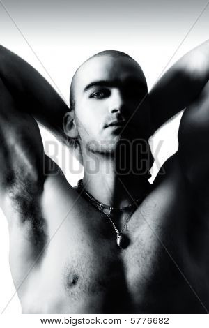Siyah beyaz portre seksi genç gömleksiz adam