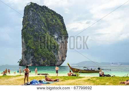 Group Tour In The Beach Of Krabi