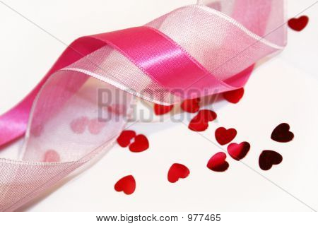 Corazones y cinta de color rosa 