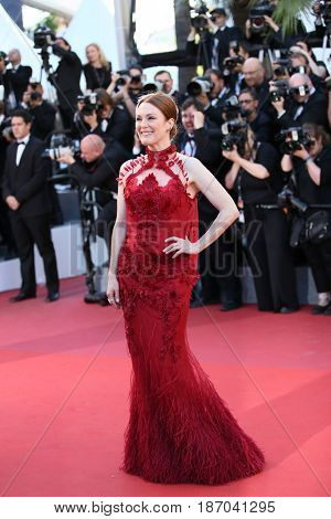 Julianne Moore attends the 'Ismael's Ghosts (Les Fantomes d'Ismael)' screening and Opening Gala during the 70th annual Cannes Film Festival at Palais des Festivals on May 17, 2017 in Cannes, France.