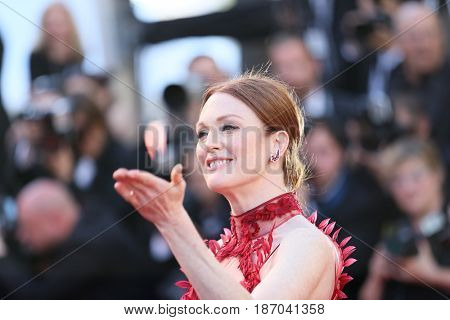 Julianne Moore attends the 'Ismael's Ghosts (Les Fantomes d'Ismael)' screening and Opening Gala during the 70th annual Cannes Film Festival at Palais des Festivals on May 17, 2017 in Cannes, France.