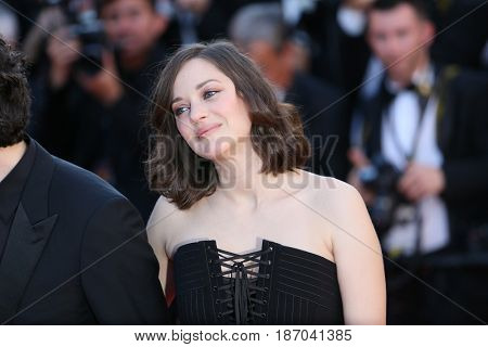  Marion Cotillard attends the 'Ismael's Ghosts (Les Fantomes d'Ismael)' screening and Opening Gala during the 70th annual Cannes Festival at Palais des Festivals on May 17, 2017 in Cannes, France.