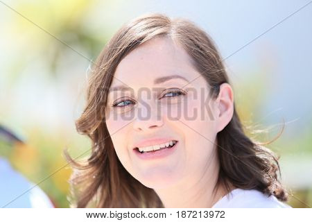  Marion Cotillard attends the 'Ismael's Ghosts (Les Fantomes d'Ismael)' photocall during the 70th annual Cannes Film Festival at Palais des Festivals on May 17, 2017 in Cannes, France. 