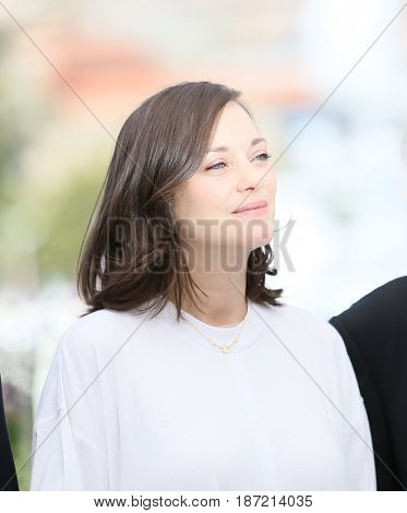  Marion Cotillard attends the 'Ismael's Ghosts (Les Fantomes d'Ismael)' photocall during the 70th annual Cannes Film Festival at Palais des Festivals on May 17, 2017 in Cannes, France. 