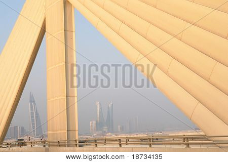 Manama scene fra Shaikh Isa bin Salman-broen, der forbinder Manama og Muharraq