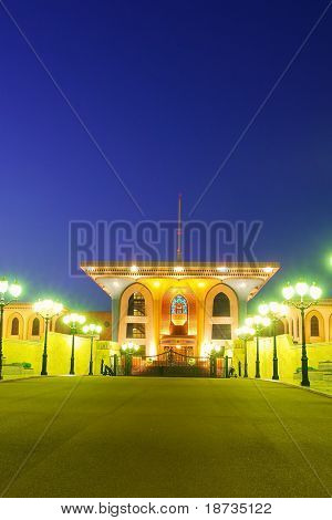 Muscat, Oman, wejście do pałacu Sułtana Qaboos - Scena nocy