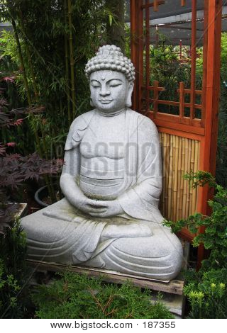 Budda w bambusowy ogród