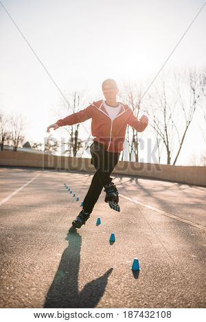 Rollerskater, rollerskating trick exercise in park